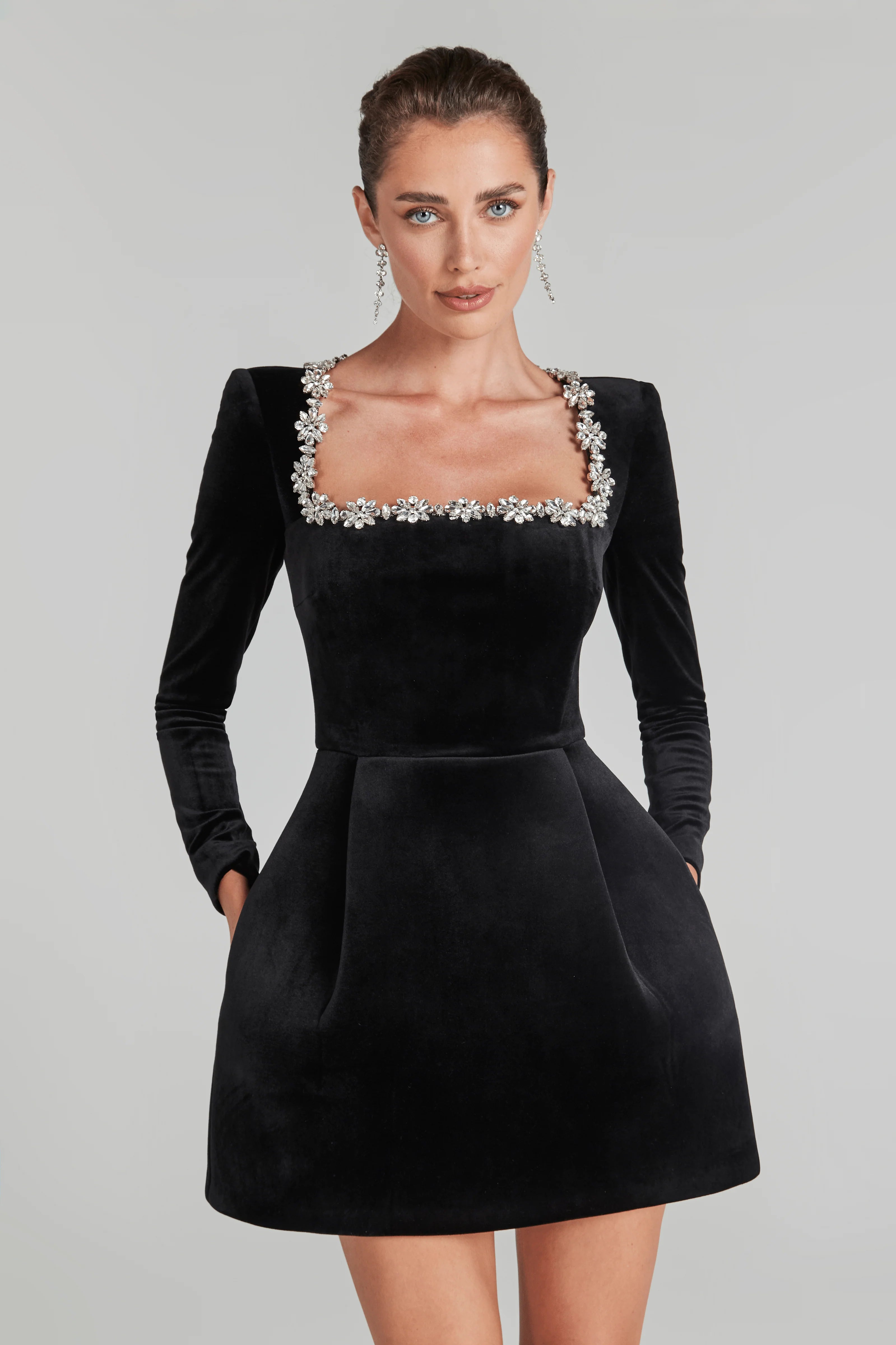Profitez aujourd'hui seulement de 60 % de réduction sur la mini-robe Élise ✨🖤