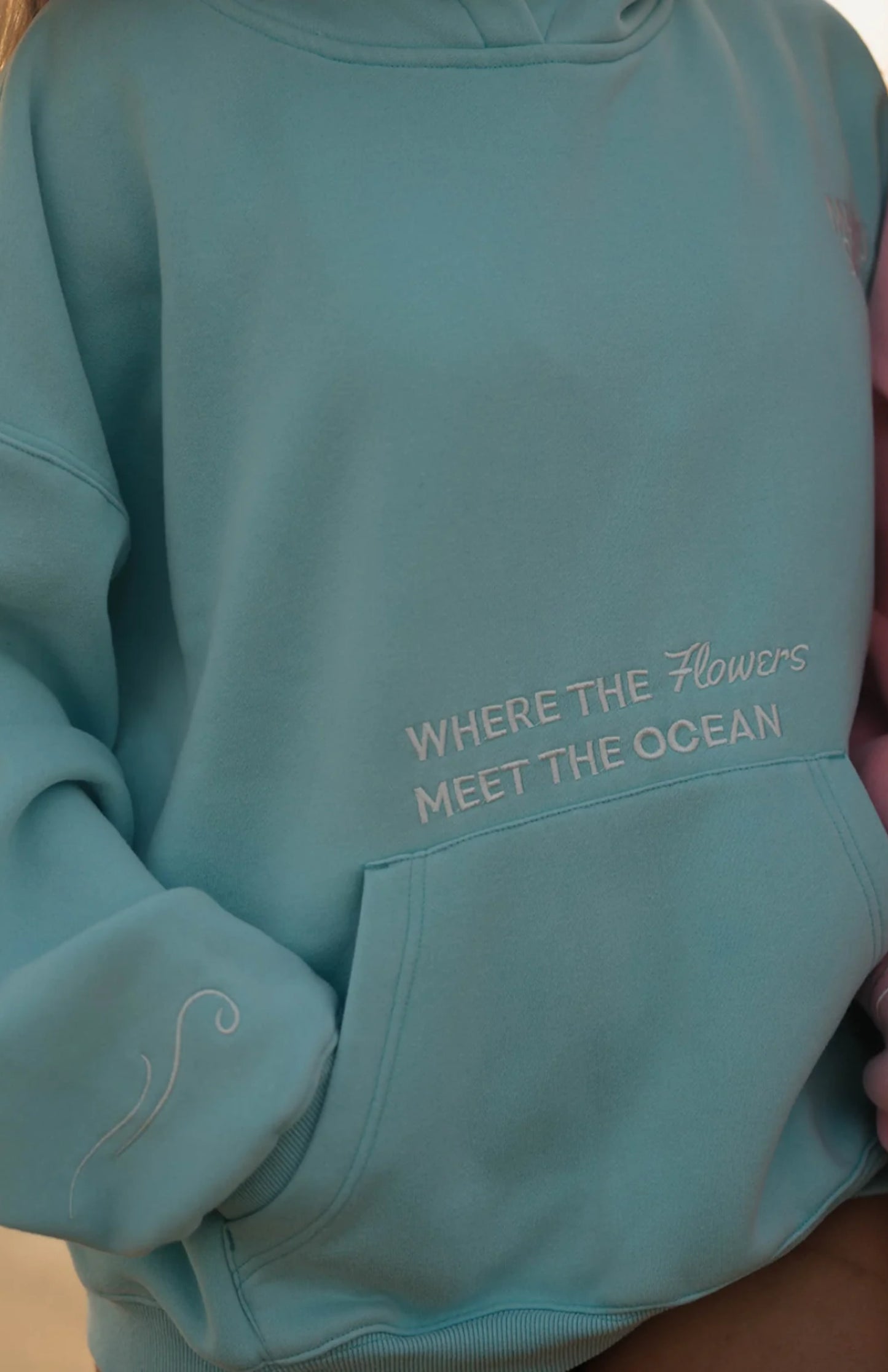 Sichere dir heute 60 % Rabatt auf den „Where The Flowers Meet the Ocean“-Hoodie 🌸🌊